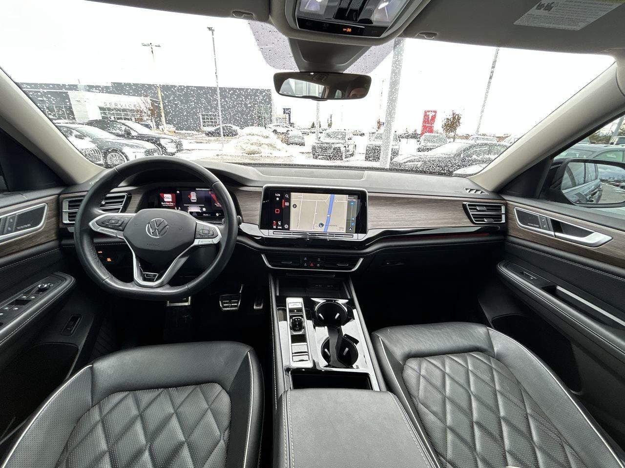 2024 Volkswagen Atlas Execline 2.0 TSI   Captains Chairs Photo