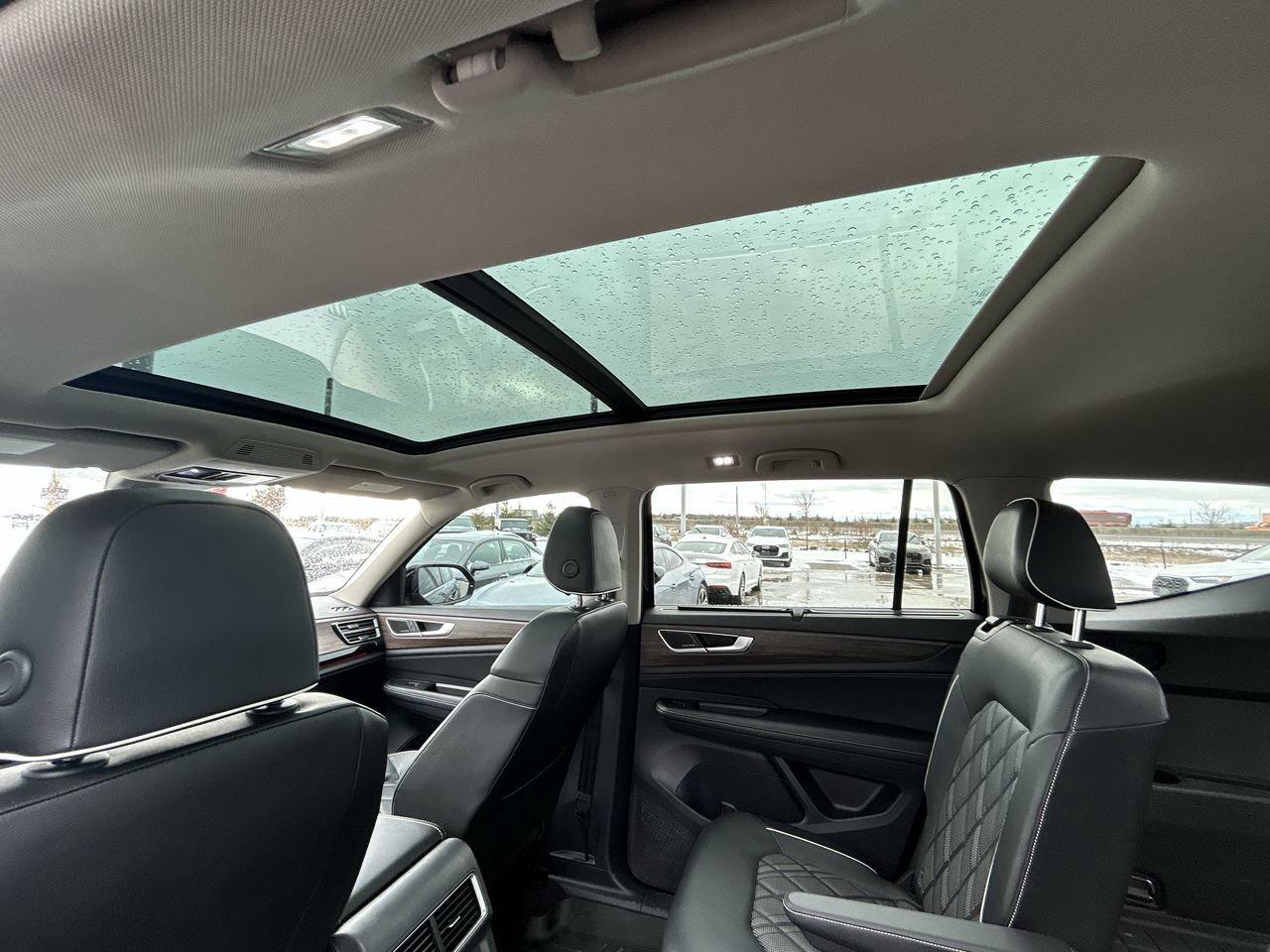 2024 Volkswagen Atlas Execline 2.0 TSI   Captains Chairs Photo