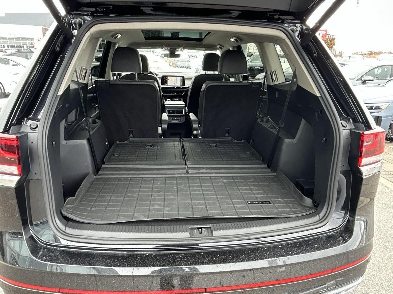 2024 Volkswagen Atlas Execline 2.0 TSI   Captains Chairs Photo