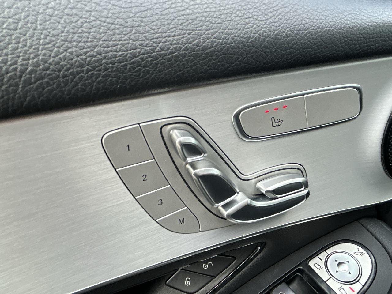 2022 Mercedes-Benz GLC300 4MATIC SUV   Accident-Free Photo