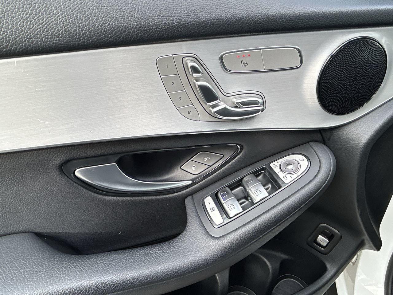 2022 Mercedes-Benz GLC300 4MATIC SUV   Accident-Free Photo