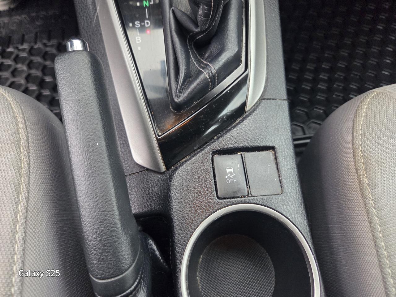 2015 Toyota Corolla LE AUTO AIR BLUE TOOTH REAR VIEW CAMERA $ 11,988.0 Photo