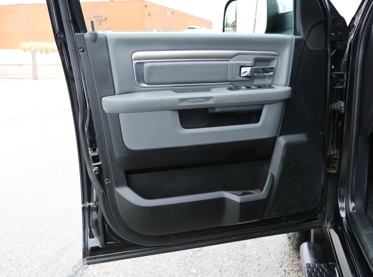 2019 RAM 1500 Classic CLASSIC-4WD-5.7L HEMI/CREWCAB/CARPLAY/P SEAT/B CAM Photo