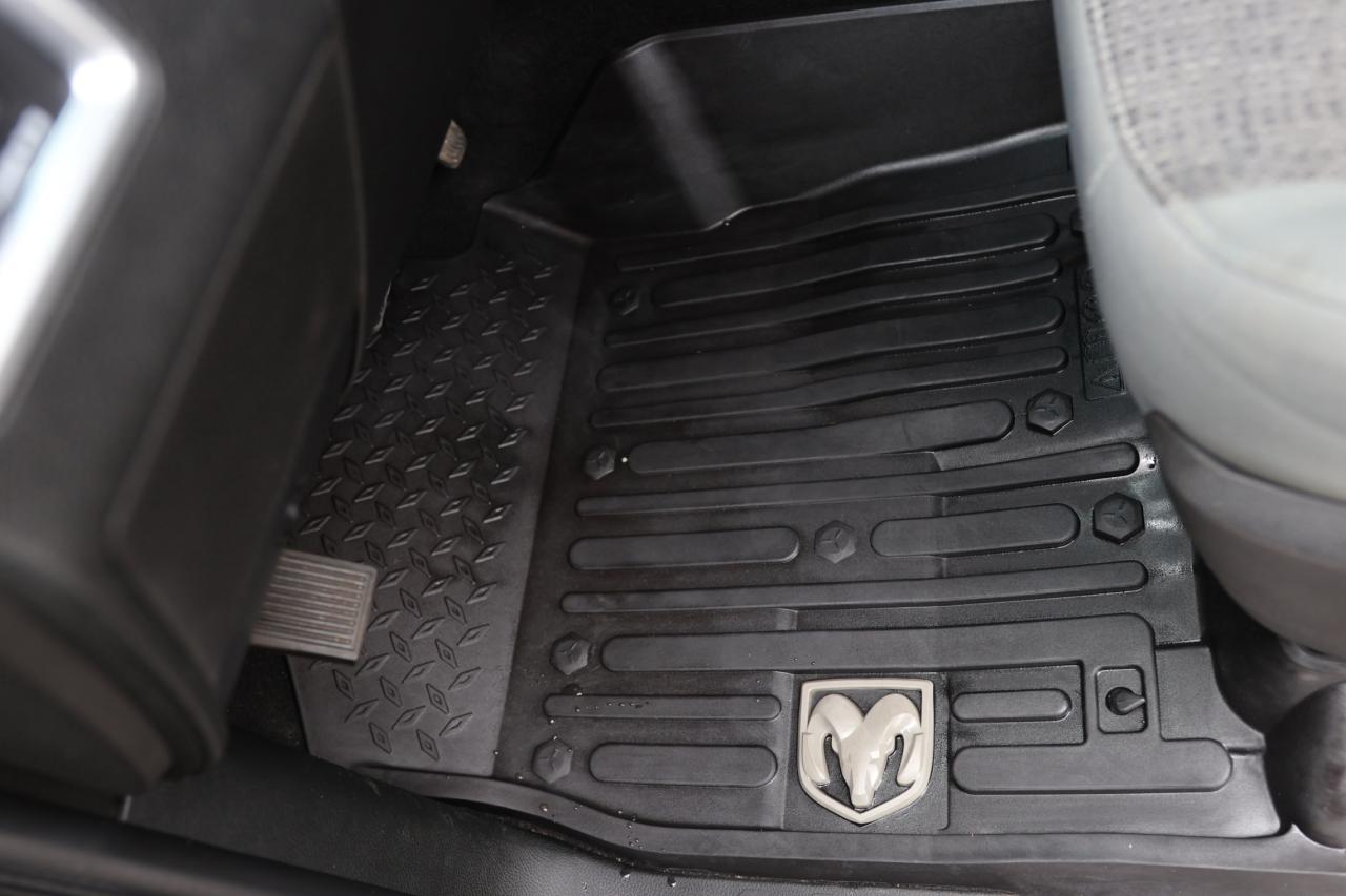 2019 RAM 1500 Classic CLASSIC-4WD-5.7L HEMI/CREWCAB/CARPLAY/P SEAT/B CAM Photo