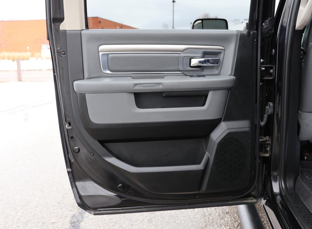 2019 RAM 1500 Classic CLASSIC-4WD-5.7L HEMI/CREWCAB/CARPLAY/P SEAT/B CAM Photo