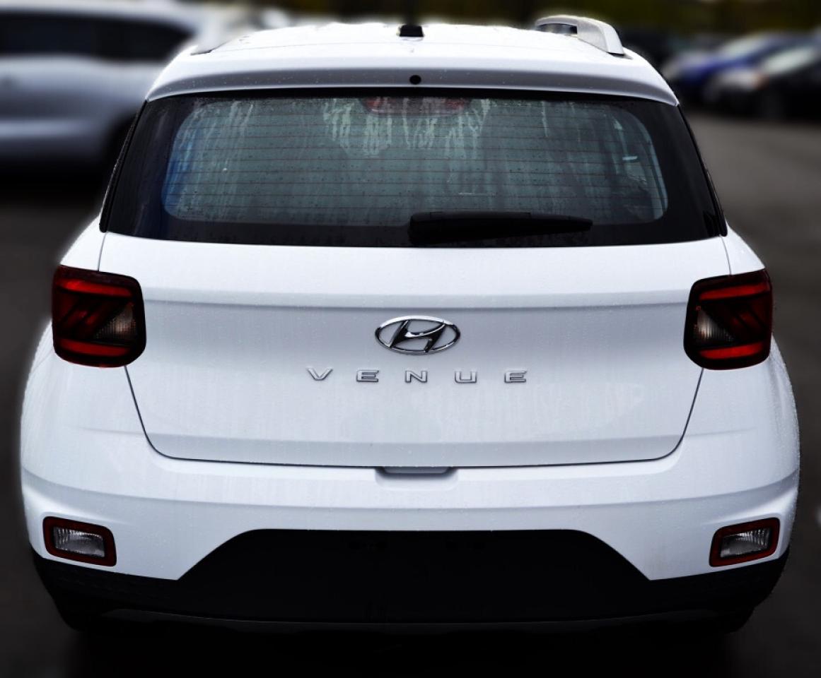 2023 Hyundai Venue SEL Photo3