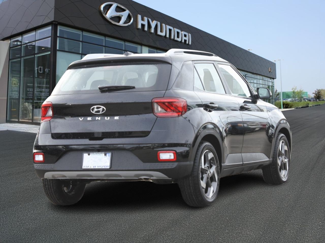 2025 Hyundai Venue Ultimate / Sunroof / Heated Seats / Winter Tires Photo