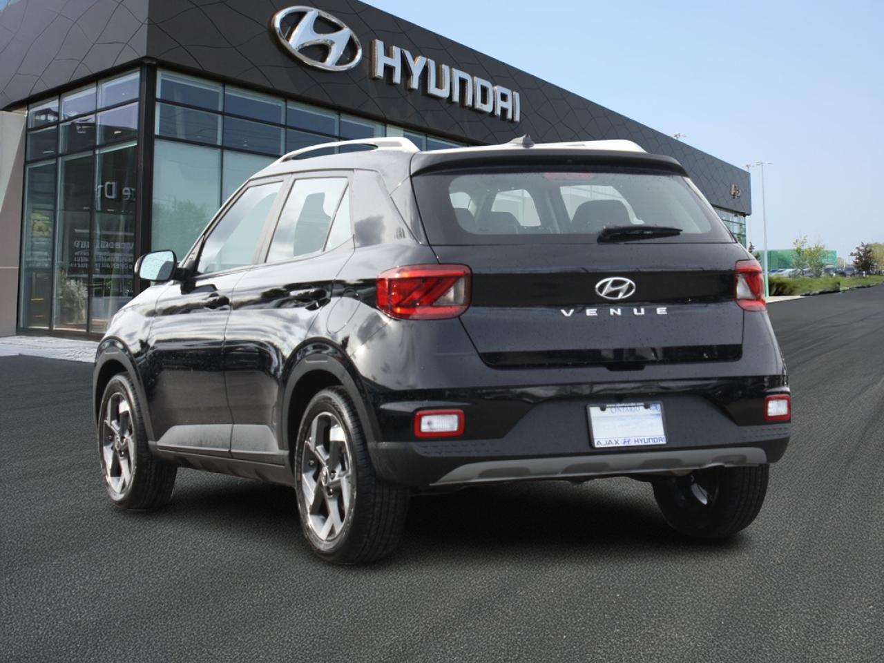 2025 Hyundai Venue Ultimate / Sunroof / Heated Seats / Winter Tires Photo