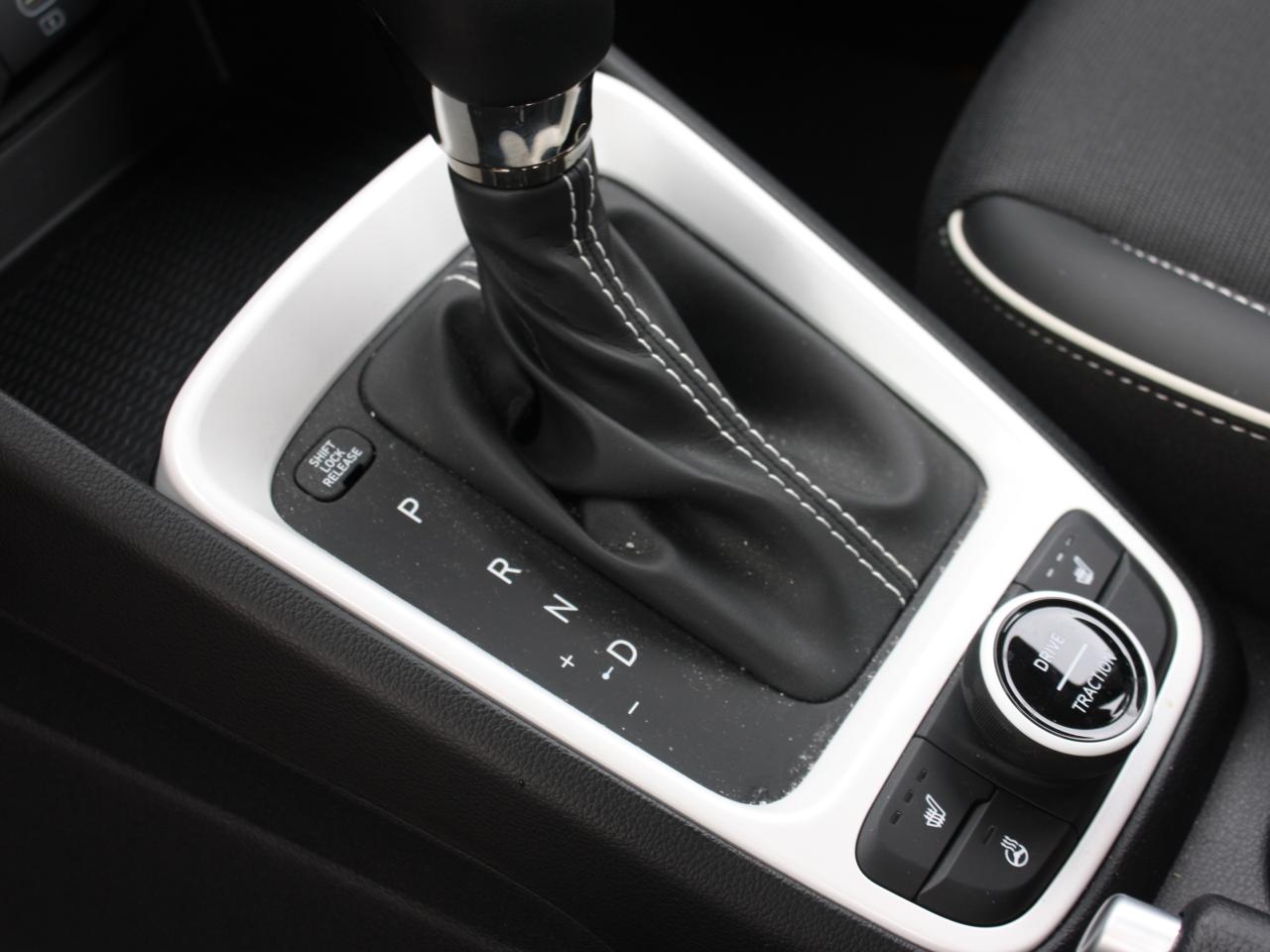 2025 Hyundai Venue Ultimate Demo / Sunroof / Heated Seats Photo