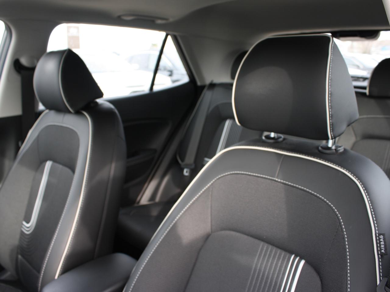 2025 Hyundai Venue Ultimate / Sunroof / Heated Seats / Winter Tires Photo