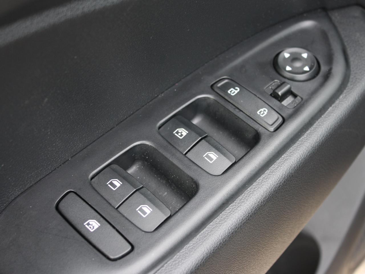 2025 Hyundai Venue Ultimate Demo / Sunroof / Heated Seats Photo