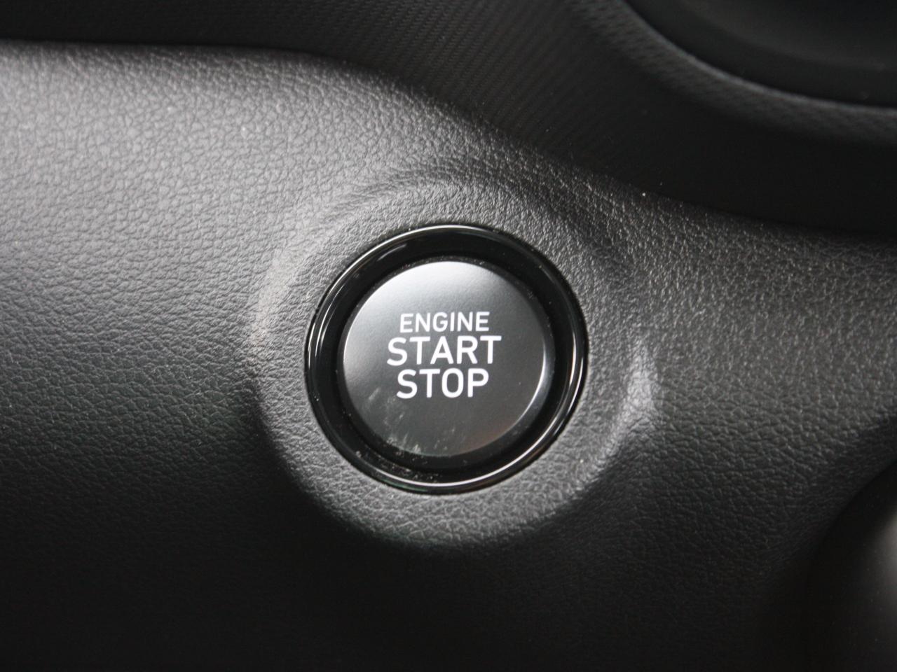 2025 Hyundai Venue Ultimate / Sunroof / Heated Seats / Winter Tires Photo