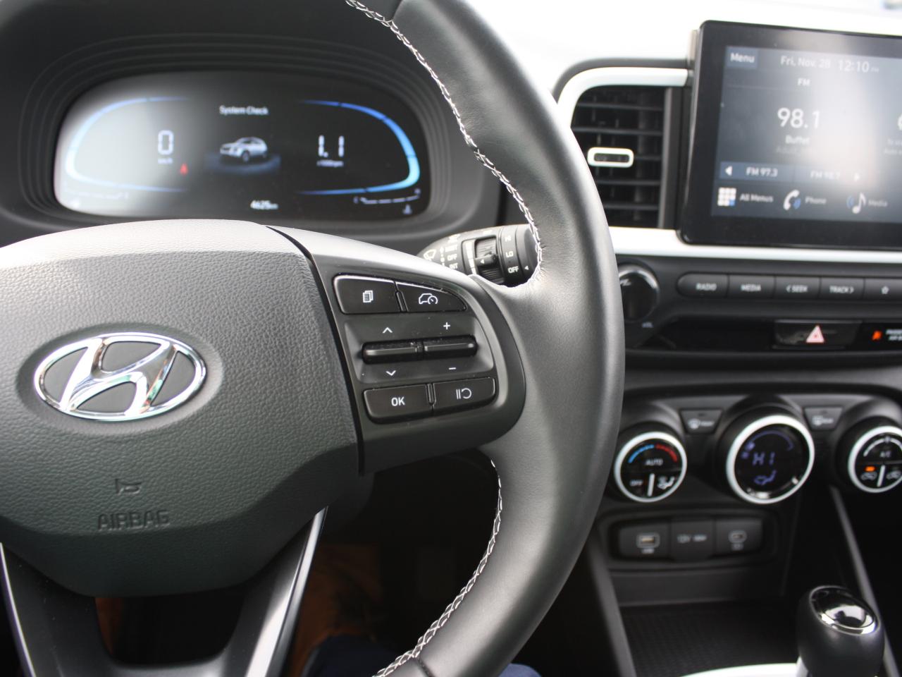 2025 Hyundai Venue Ultimate Demo / Sunroof / Heated Seats Photo