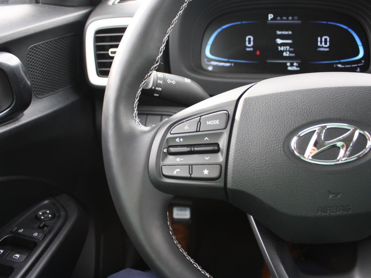 2025 Hyundai Venue Ultimate / Sunroof / Heated Seats / Winter Tires Photo