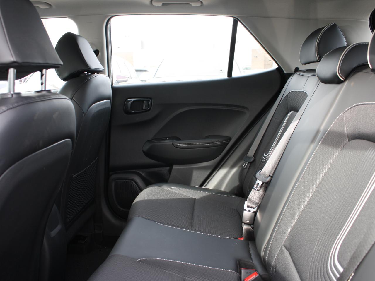 2025 Hyundai Venue Ultimate Demo / Sunroof / Heated Seats Photo