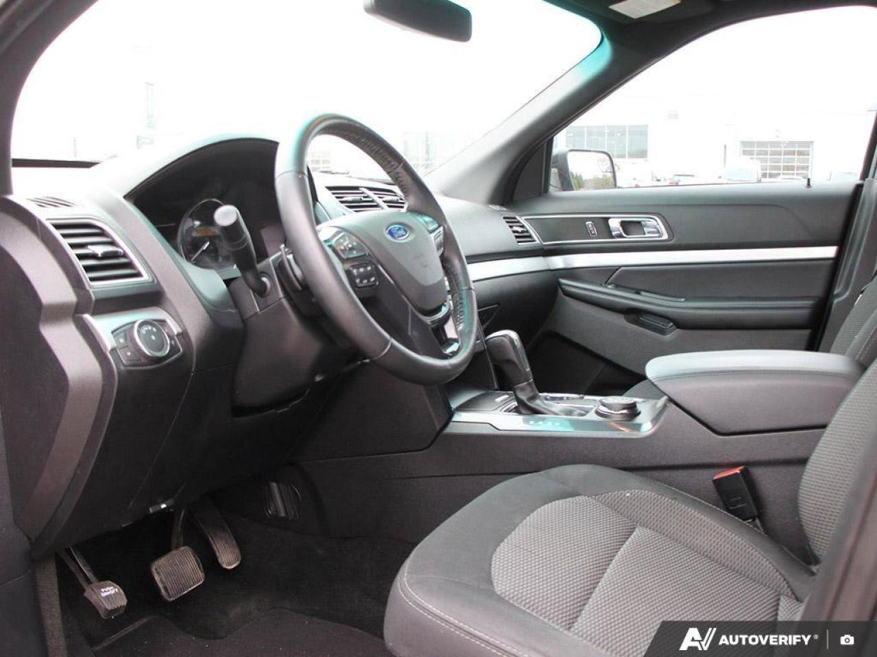 2017 Ford Explorer XLTXLT, V6, 4WD, NAV, ROOF, HEATED CLOTH, AS-TRADE Photo