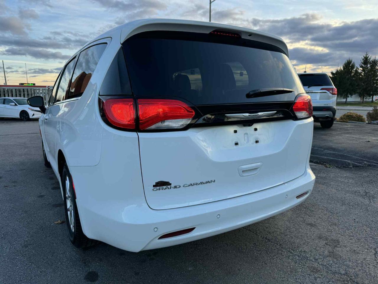 2024 Chrysler Grand Caravan SXT Photo2