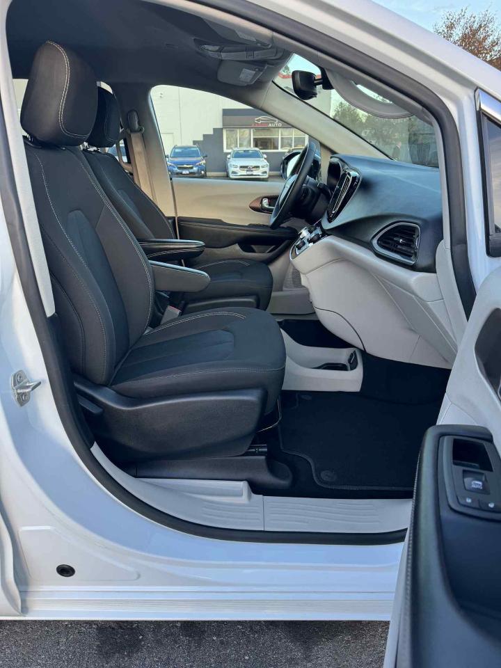 2024 Chrysler Grand Caravan SXT Photo