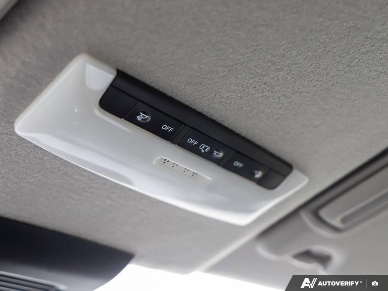 2023 Nissan Kicks SVONE-OWNER, ACCIDENT-FREE, FWD, CARPLAY, HTD SEAT Photo