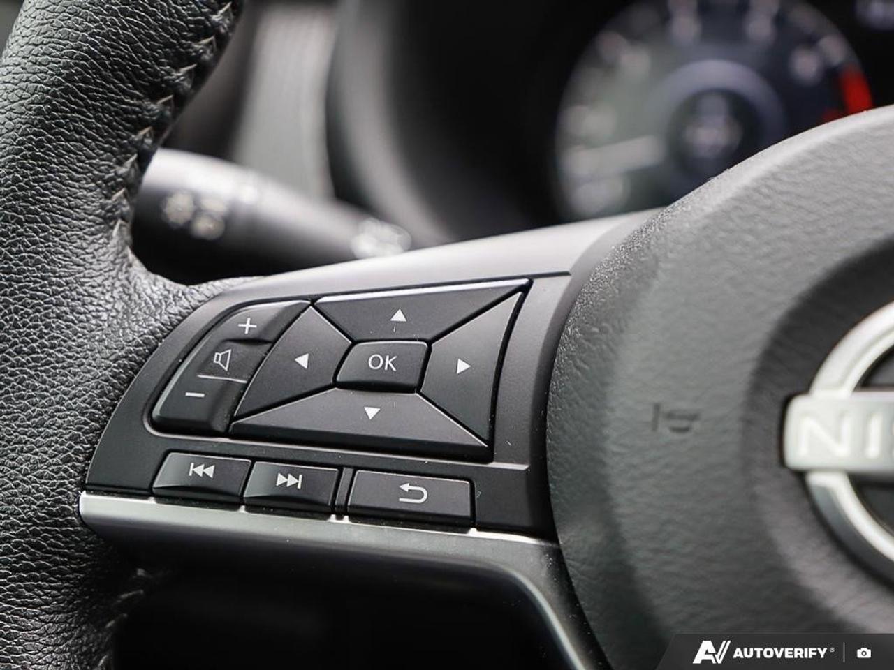 2023 Nissan Kicks SVONE-OWNER, ACCIDENT-FREE, FWD, CARPLAY, HTD SEAT Photo