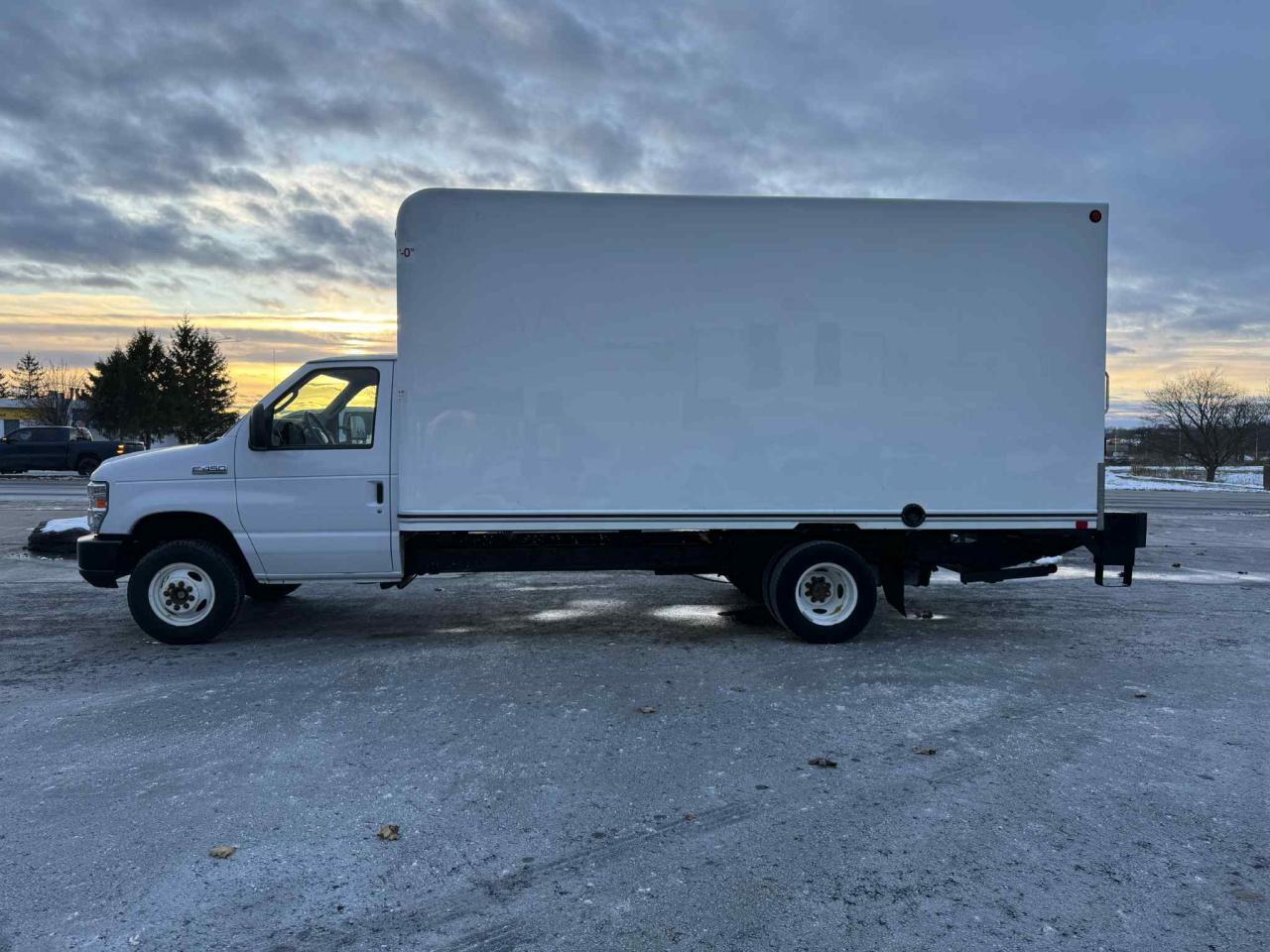 2019 Ford E-Series Cutaway E-450 DRW Photo