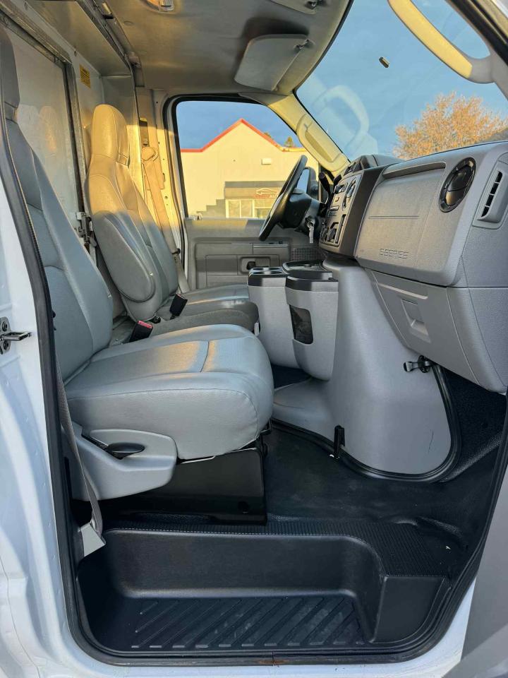 2019 Ford E-Series Cutaway E-450 DRW Photo