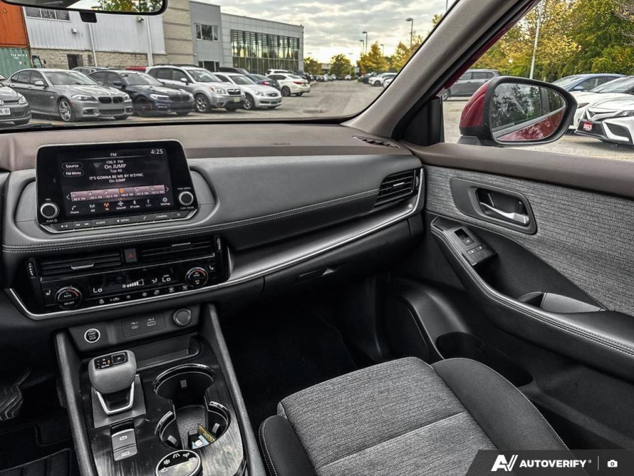 2022 Nissan Rogue SV Photo