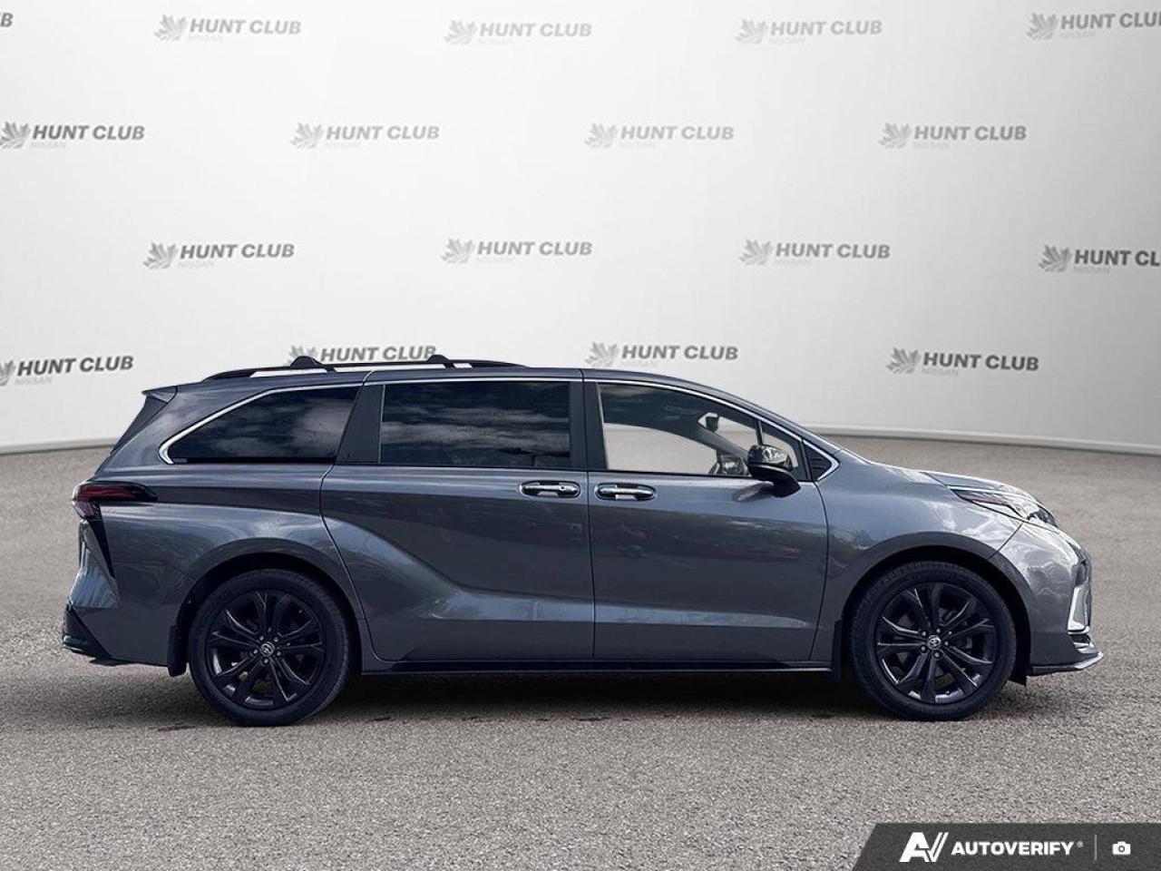 2022 Toyota Sienna XSE   HYBRID! Photo