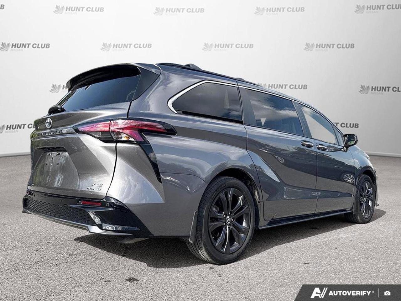2022 Toyota Sienna XSE   HYBRID! Photo
