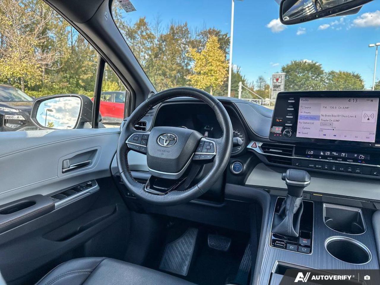 2022 Toyota Sienna XSE   HYBRID! Photo