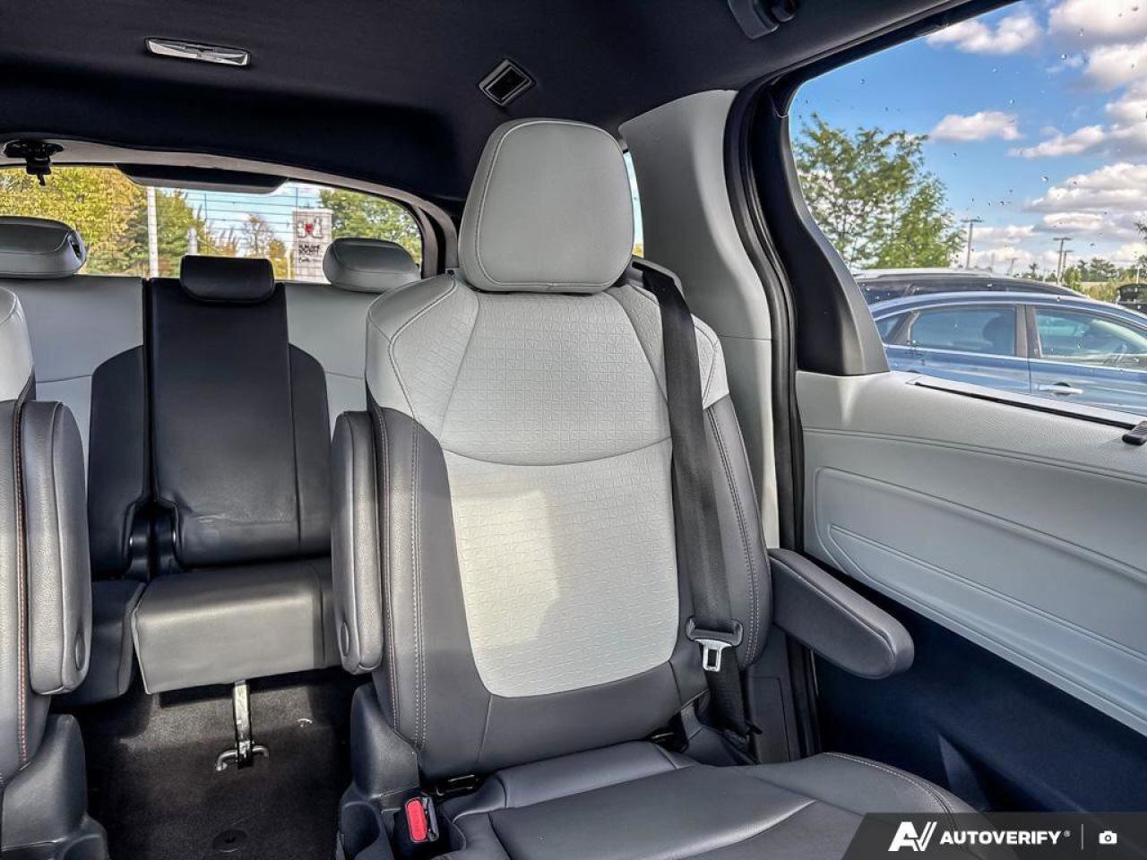 2022 Toyota Sienna XSE   HYBRID! Photo