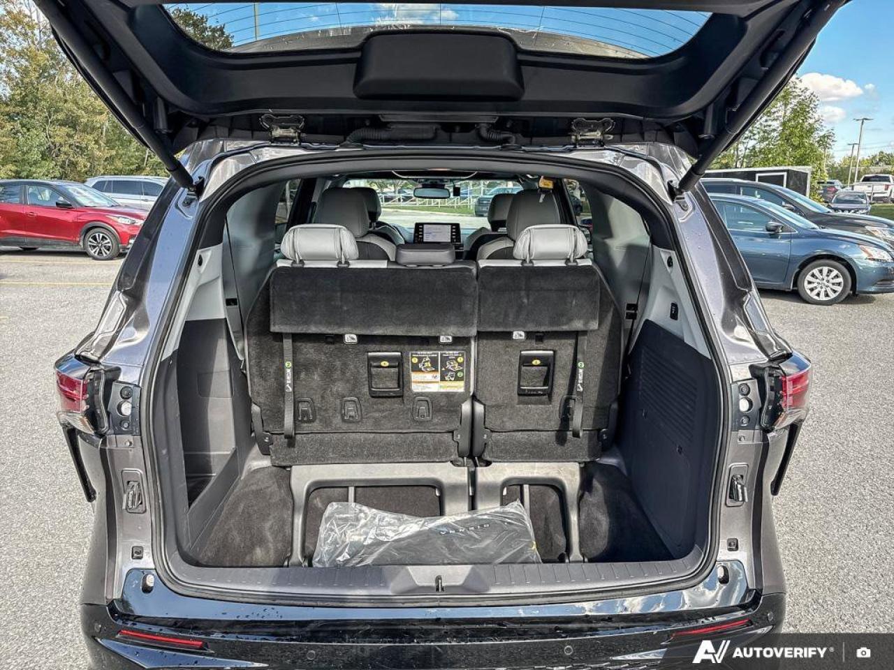 2022 Toyota Sienna XSE   HYBRID! Photo