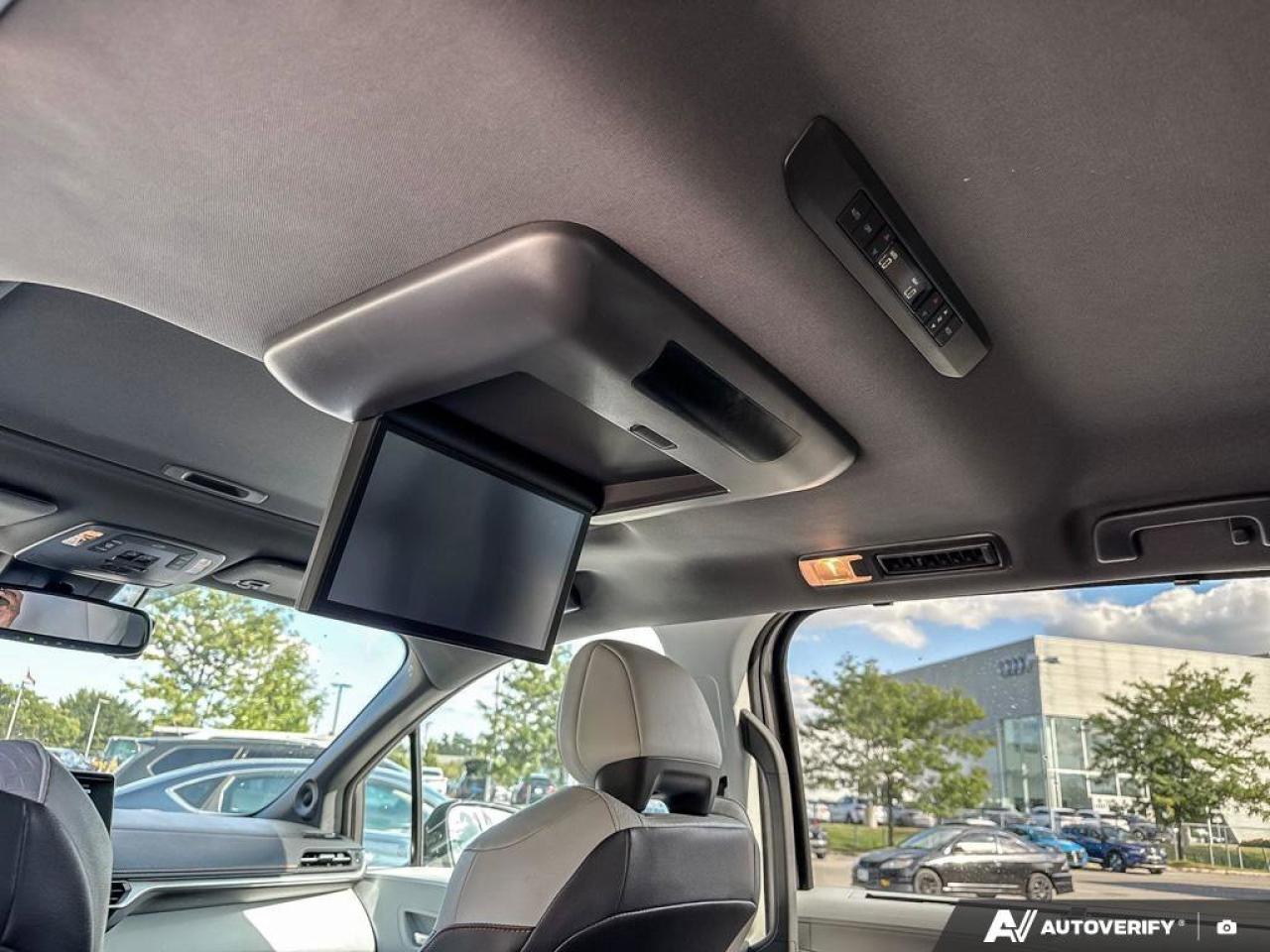 2022 Toyota Sienna XSE   HYBRID! Photo