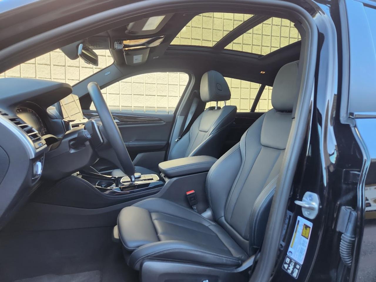 2025 BMW X4 HEADS UP DISPLAY, CARPLAY, PANOROOF,AMBIENT LIGHTS Photo