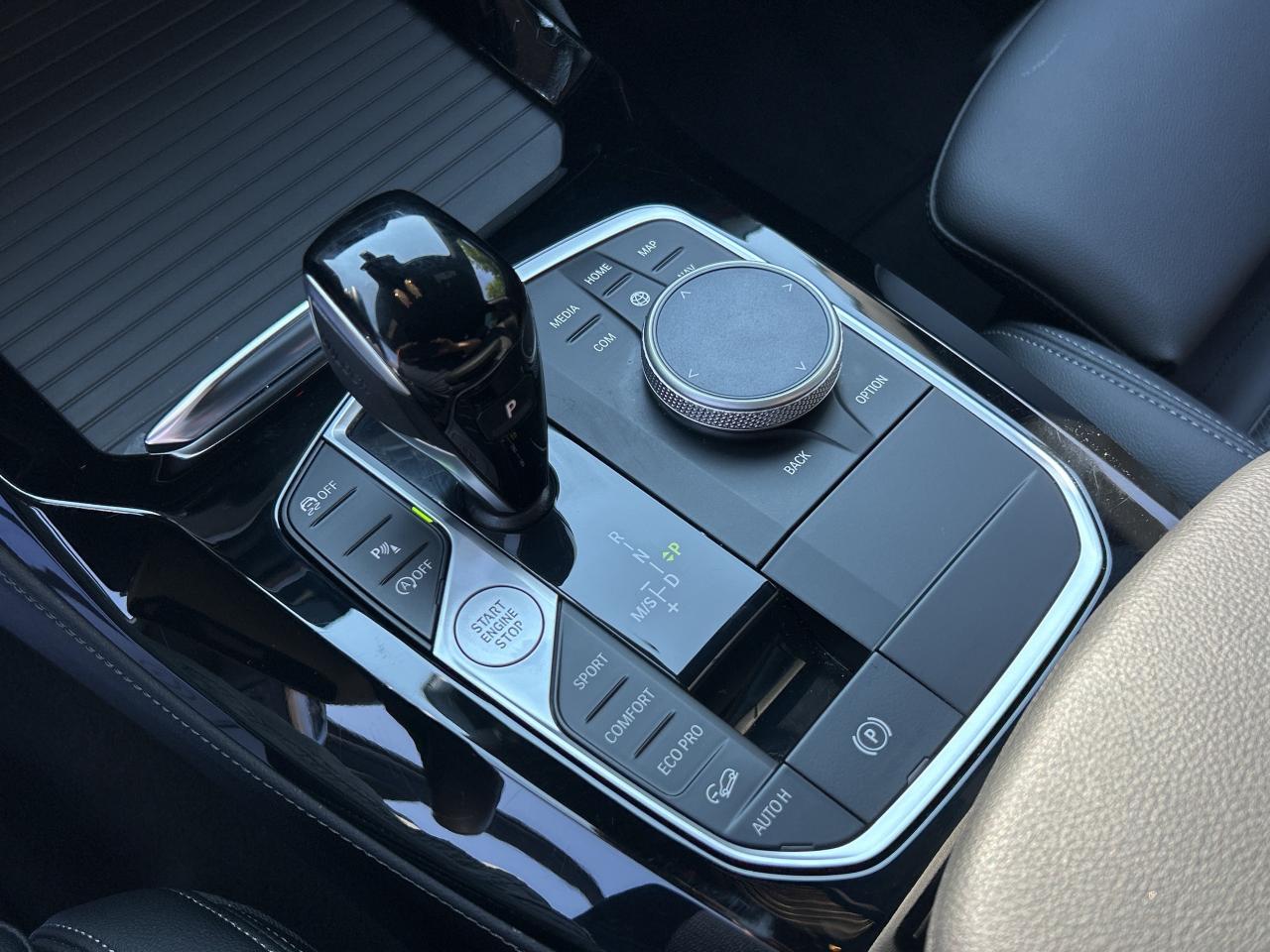 2025 BMW X4 HEADS UP DISPLAY, CARPLAY, PANOROOF,AMBIENT LIGHTS Photo