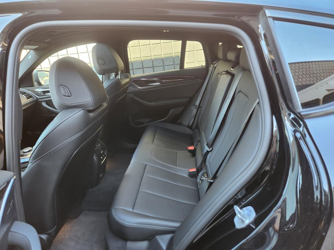 2025 BMW X4 HEADS UP DISPLAY, CARPLAY, PANOROOF,AMBIENT LIGHTS Photo