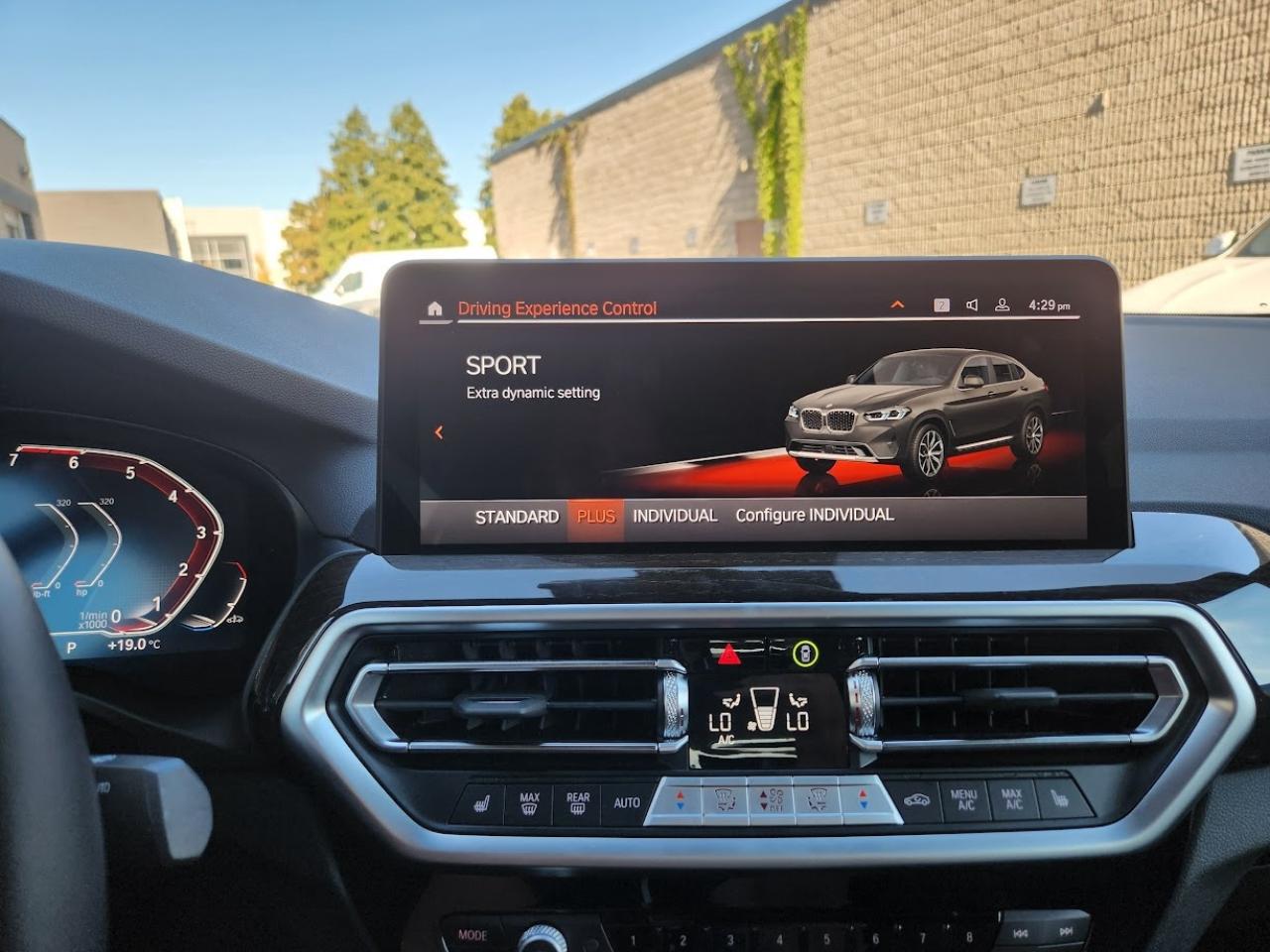 2025 BMW X4 HEADS UP DISPLAY, CARPLAY, PANOROOF,AMBIENT LIGHTS Photo