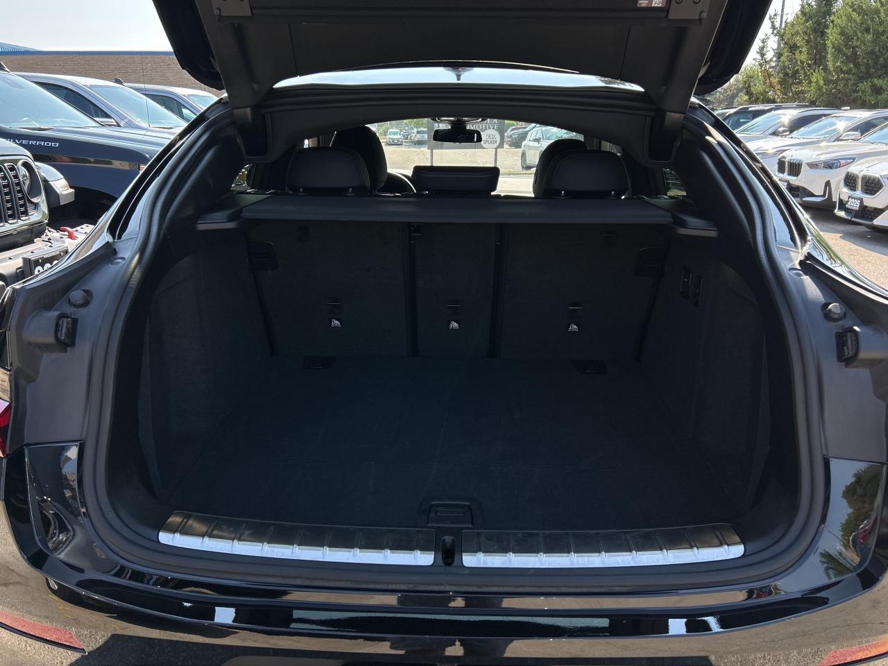 2025 BMW X4 HEADS UP DISPLAY, CARPLAY, PANOROOF,AMBIENT LIGHTS Photo