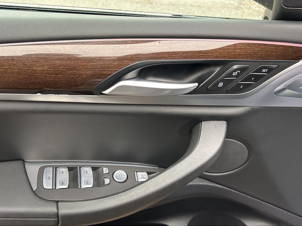 2025 BMW X4 HEADS UP DISPLAY, CARPLAY, PANOROOF,AMBIENT LIGHTS Photo