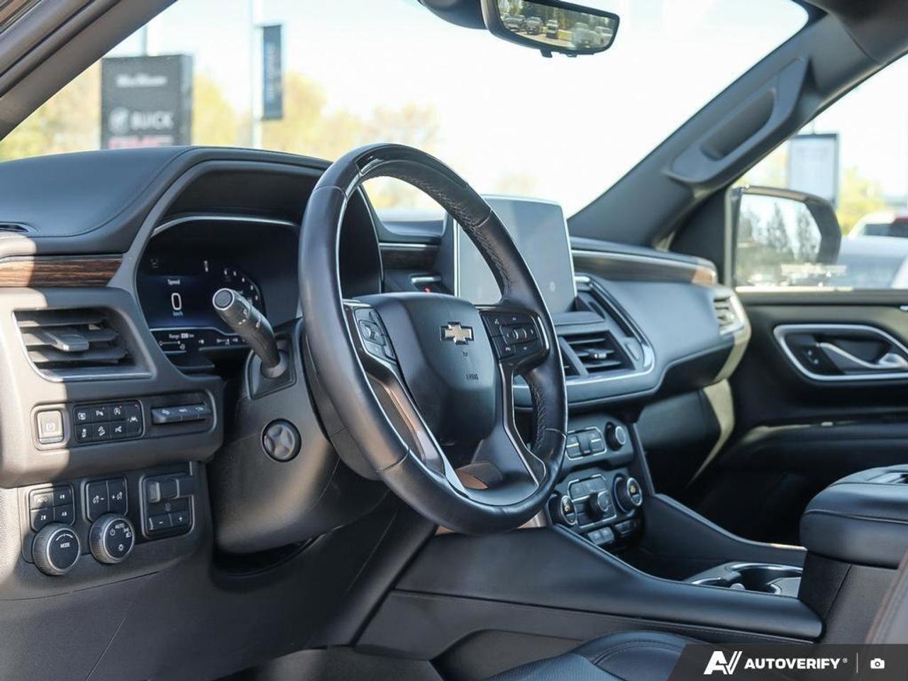 2023 Chevrolet Suburban High CountryHIGH COUNTRY, 6.2L, 4X4, NAV, ROOF, LO Photo