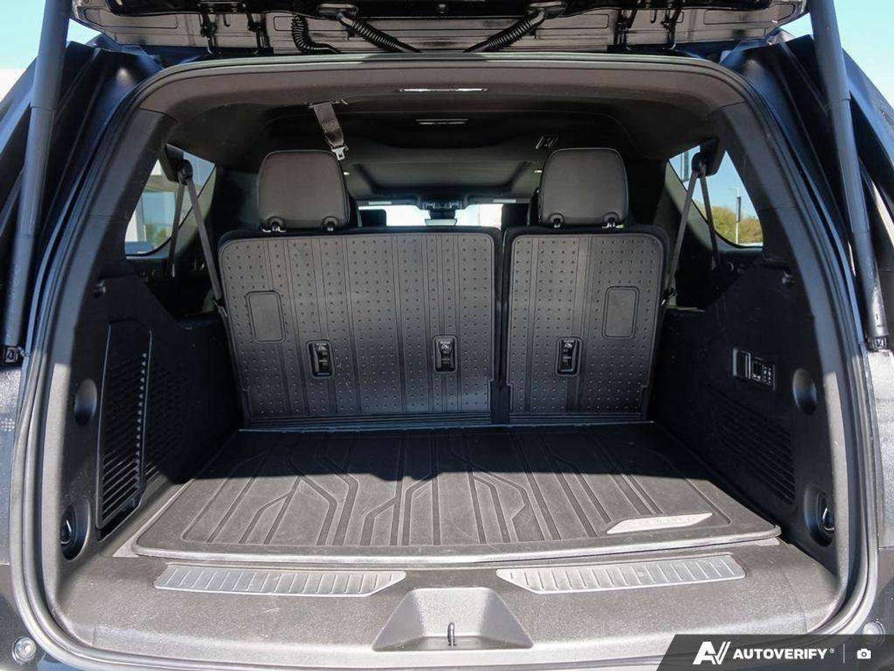 2023 Chevrolet Suburban HIGH COUNTRY, 6.2L, 4X4, NAV, ROOF, LOADED, 1-OWNER! Photo