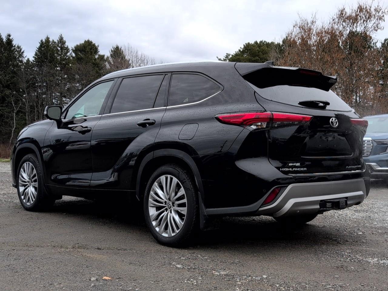2023 Toyota Highlander LECertified Pre-Owned   One Owner   Winter Tires Photo