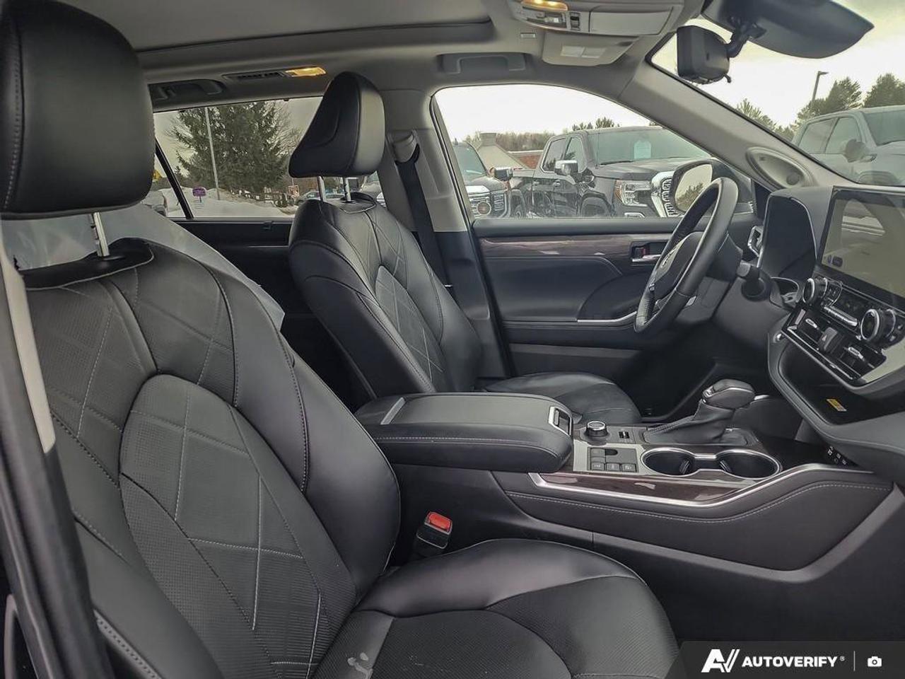 2023 Toyota Highlander LECertified Pre-Owned   One Owner   Winter Tires Photo