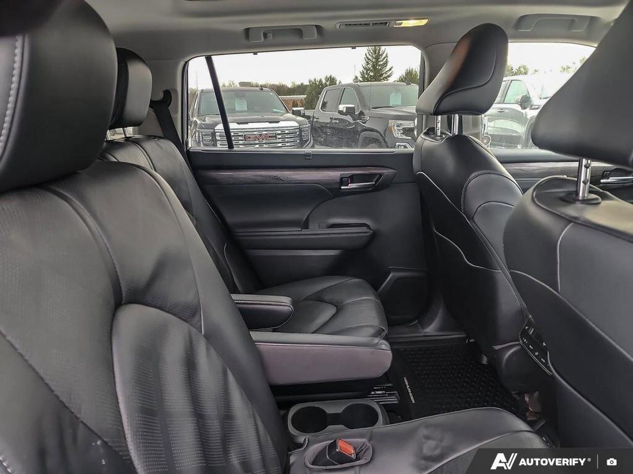 2023 Toyota Highlander LECertified Pre-Owned   One Owner   Winter Tires Photo