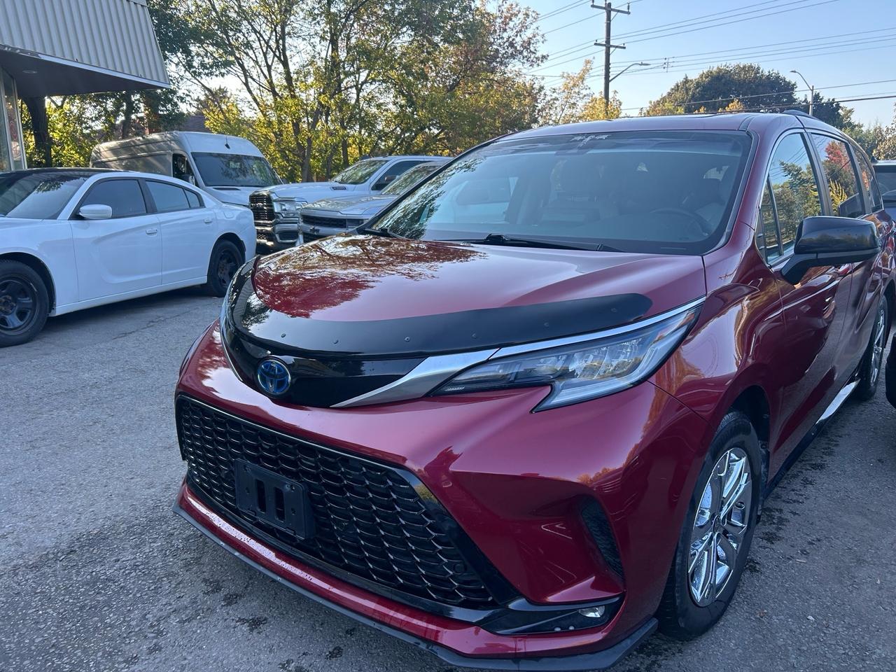 2022 Toyota Sienna XSE . LEATHER AND SUNROOF. 8-Passenger AWD Photo2