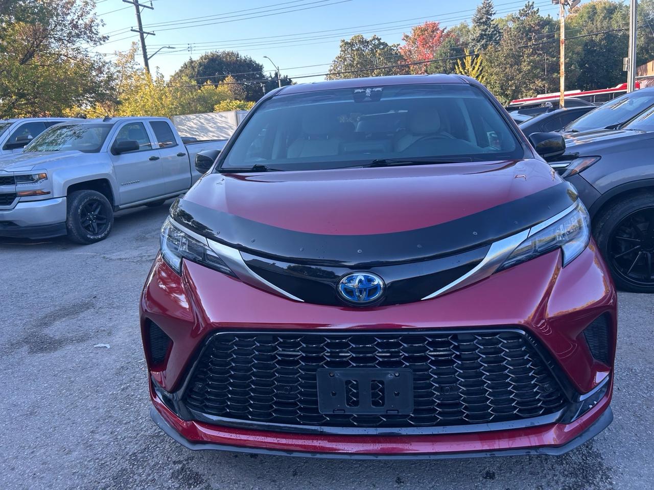 2022 Toyota Sienna XSE . LEATHER AND SUNROOF. 8-Passenger AWD Photo