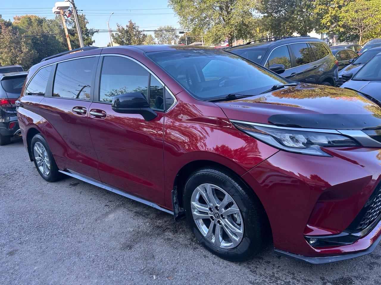 2022 Toyota Sienna XSE . LEATHER AND SUNROOF. 8-Passenger AWD Photo1