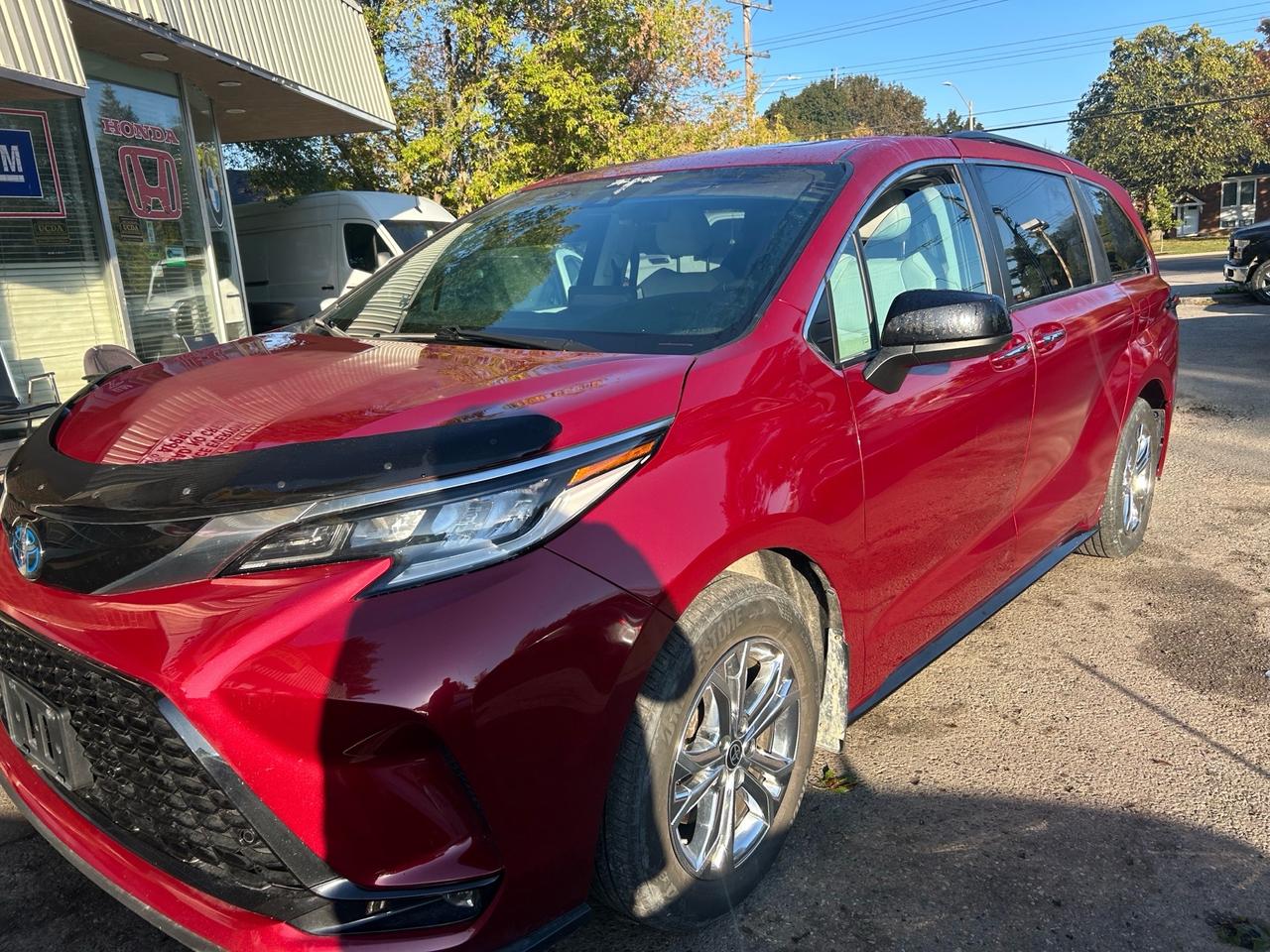 2022 Toyota Sienna XSE . LEATHER AND SUNROOF. 8-Passenger AWD Photo