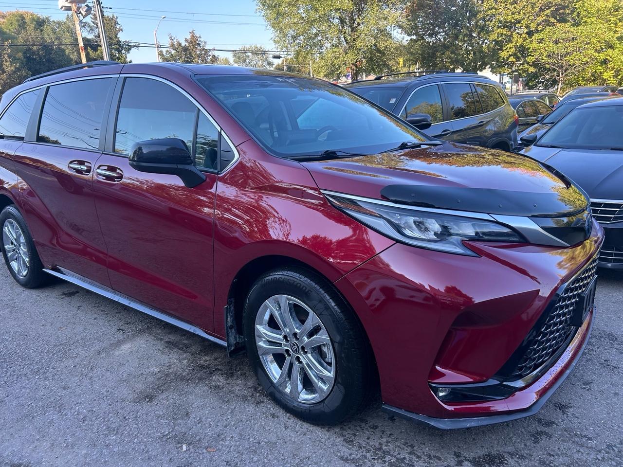 2022 Toyota Sienna XSE . LEATHER AND SUNROOF. 8-Passenger AWD Photo