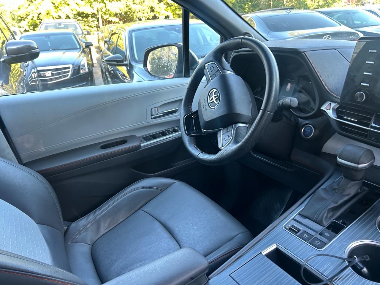 2022 Toyota Sienna XSE . LEATHER AND SUNROOF. 8-Passenger AWD Photo